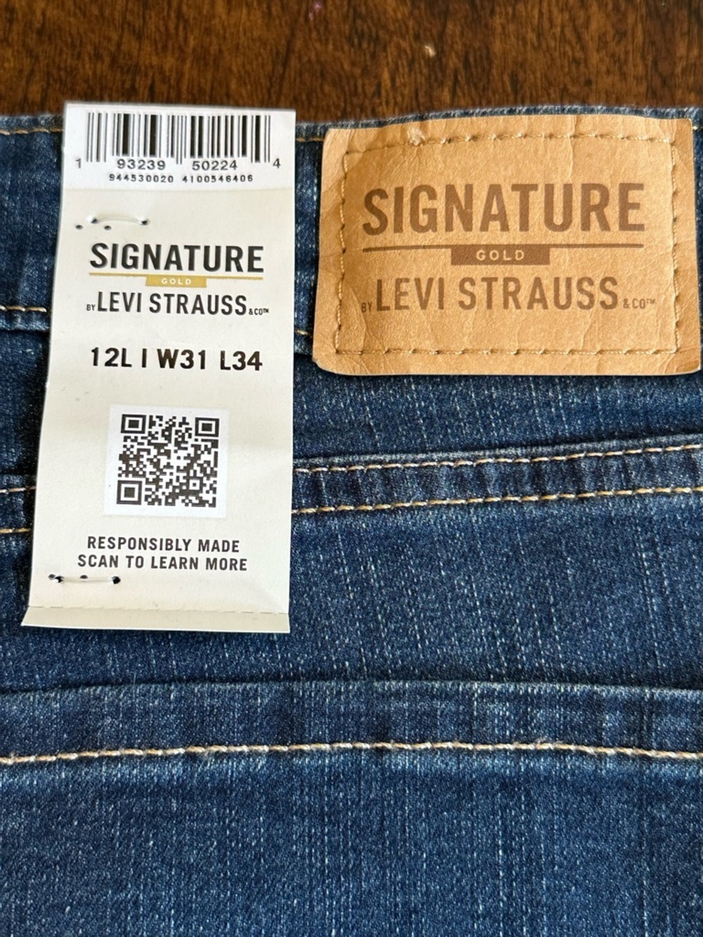 NWT Signature by Levi Strauss & Co. Totally Shaping Bootcut Jeans, Size 12L - Picture 4 of 9
